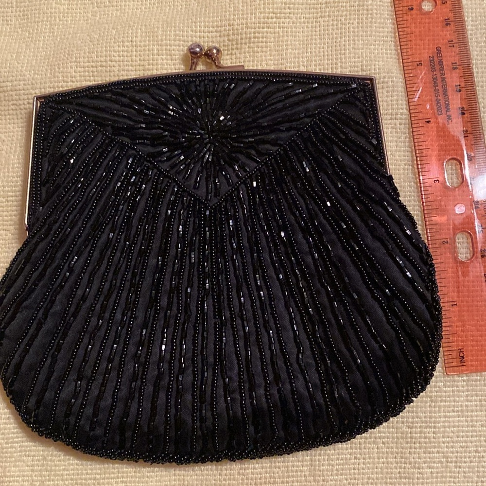 Shell Shaped Beaded Clutch - Picture 9 of 9